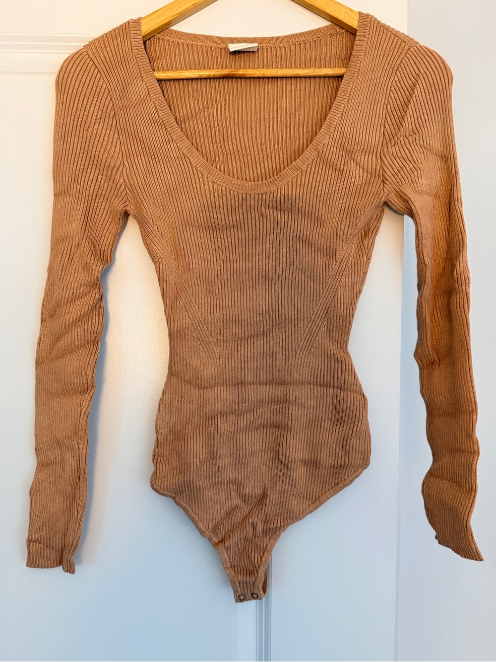 Abercrombie & Fitch Ribbed Scoop-Neck Long-Sleeve Bodysuit - Camel/Tan